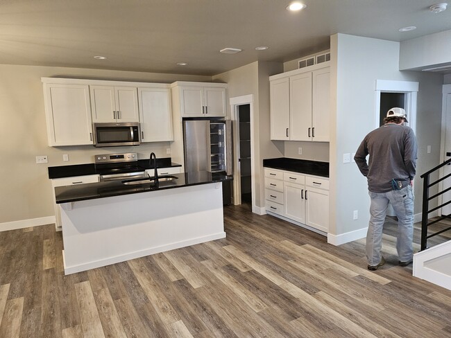 Main open kitchen with island - 2895 Homewood Dr