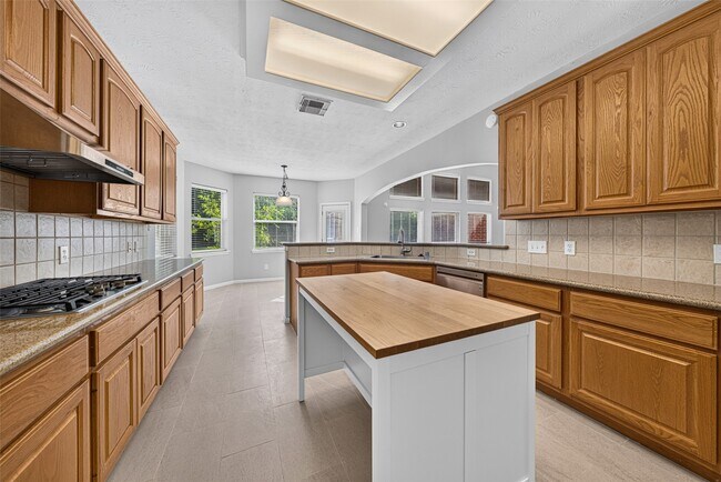 Building Photo - 8519 Babbling Brook Ct
