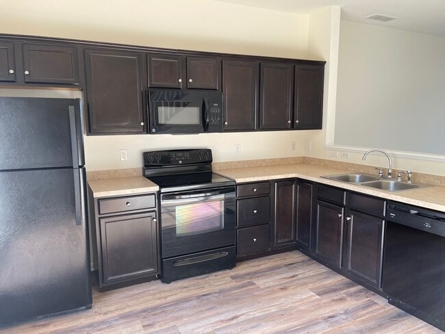 Building Photo - Spacious Duplex close to schools and shopping. Move in mid-June