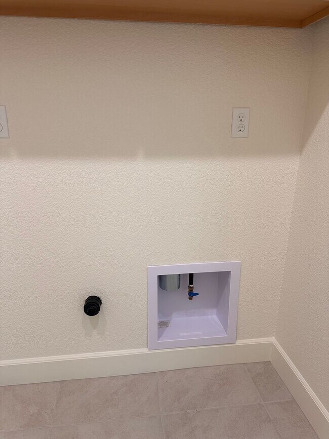 Building Photo - Newly Constructed West Carson Valley Home