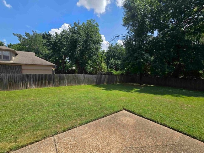 Building Photo - 8949 Poplar Pike