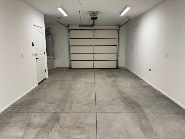 Building Photo - 1 Bedroom - 1.5 Bath Condo on the Riverwalk