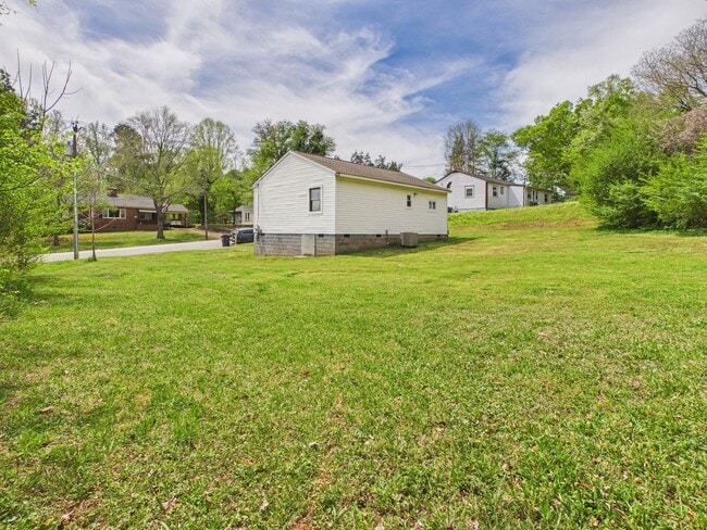 Building Photo - 711 W 3rd Ave