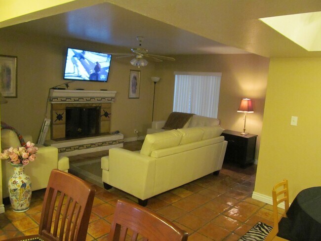 Building Photo - 2BR/2BA HOME W/ 2 CAR GARAGE AND COMMUNITY POOL