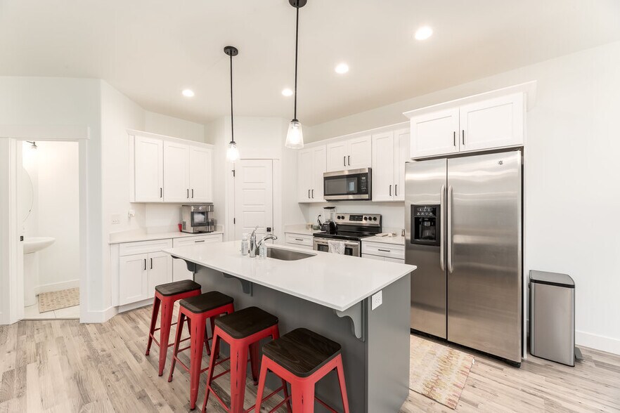 Kitchen - 16434 S Bull Spring Ln