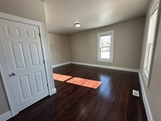 Building Photo - Large Open Concept 5BR/2BA Rent to Own Home