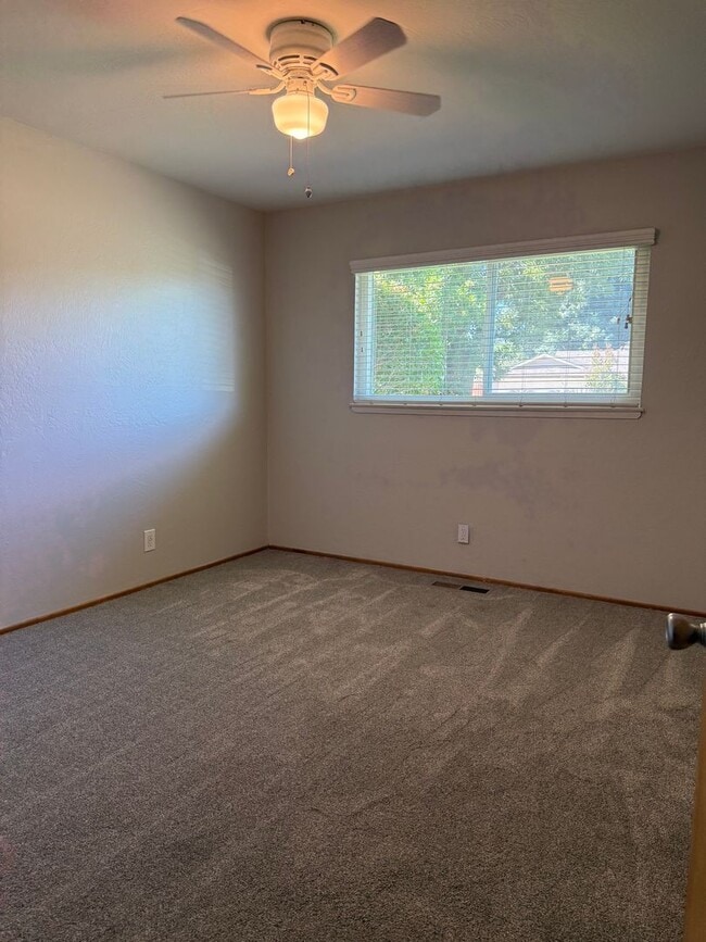 Building Photo - Spacious Waverly Park Home