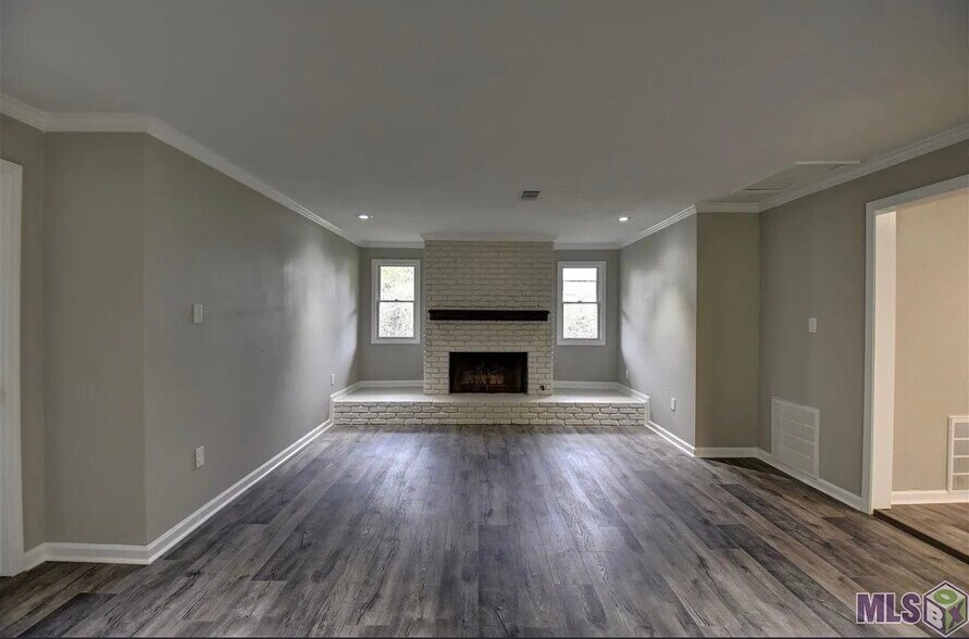 Building Photo - 1351 N Woodcrest Ave