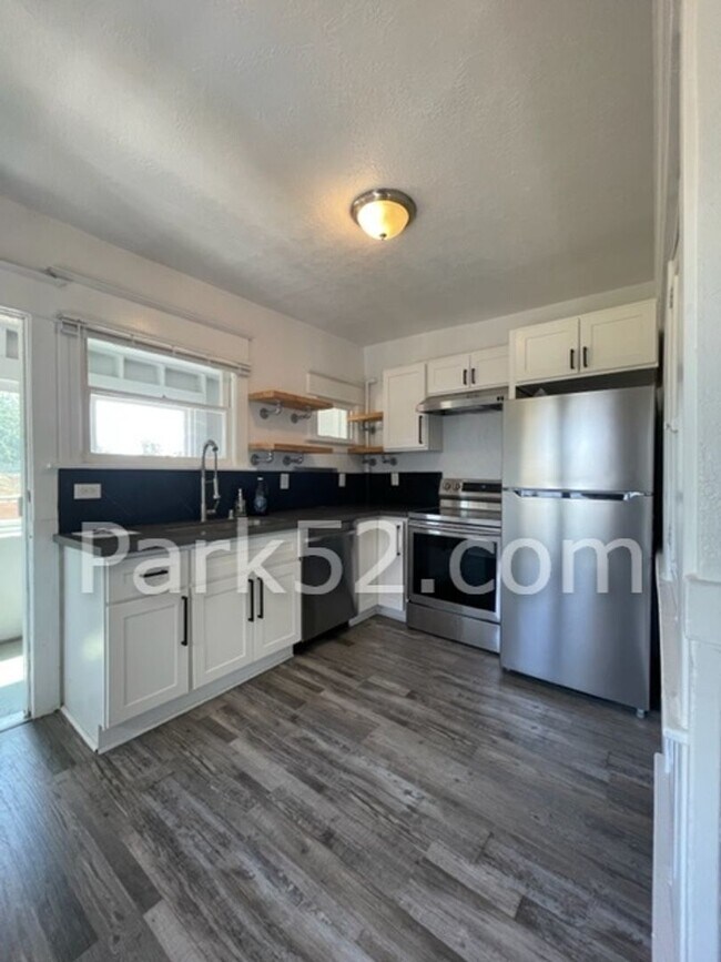 Building Photo - 2 Bedroom 1 Bathroom Duplex