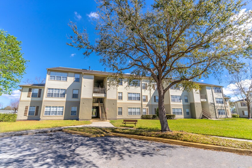 Exterior Building - Retreat at Valencia Apartment Homes