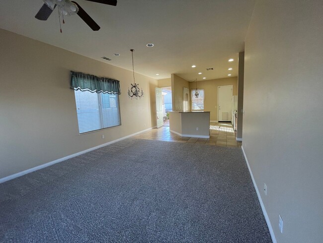 Building Photo - Apple Valley-Del Web Home, 2 Bedrooms,2 Ba...