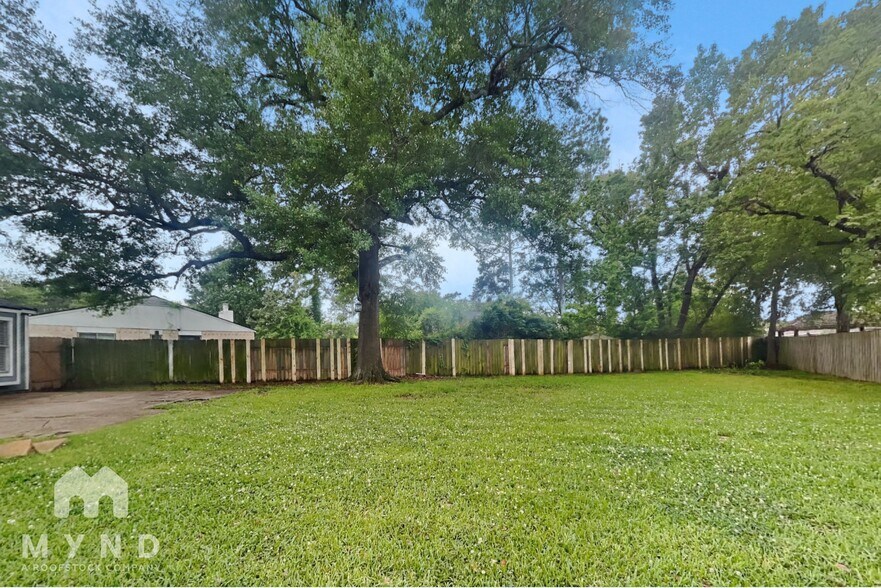 Building Photo - 2403 Summer Spring Dr