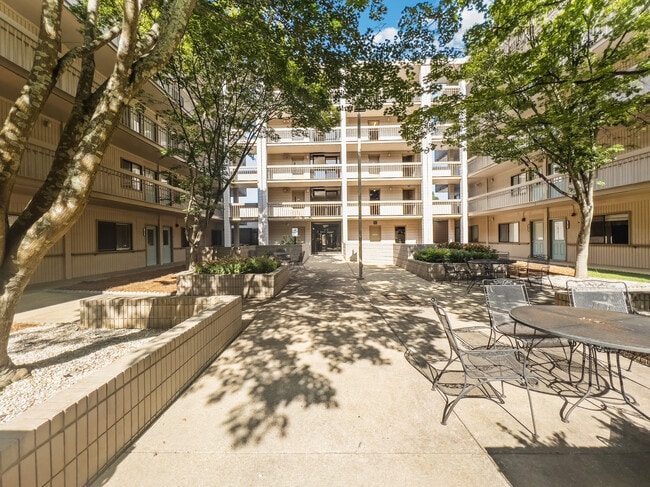 Building Photo - Easehouse Apartments