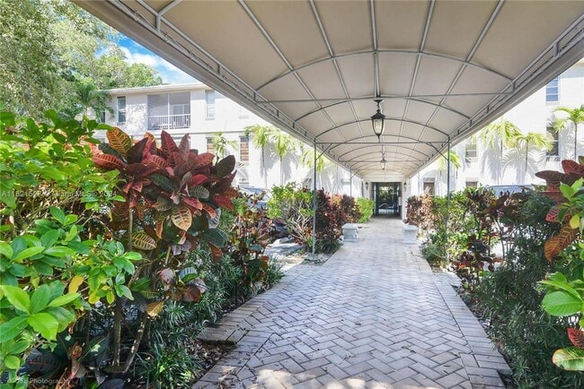 Building Photo - Spacious one bed one bath with pool!