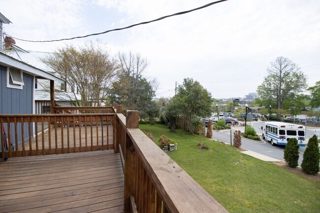 Building Photo - Now Preleasing for 2026–2027 – Beautifully Renovated Duplex in West Columbia