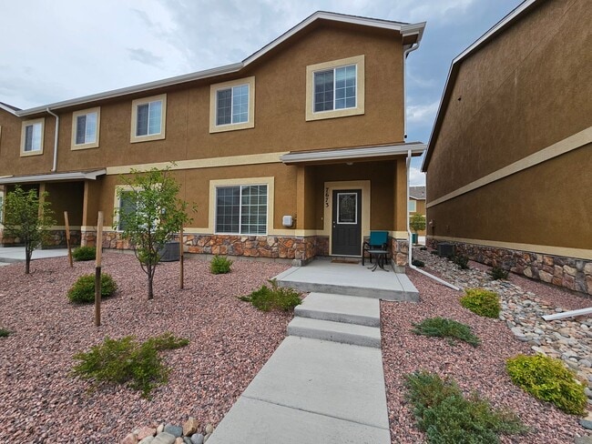 Building Photo - 3 bed-3 bath Townhome with AC!!!