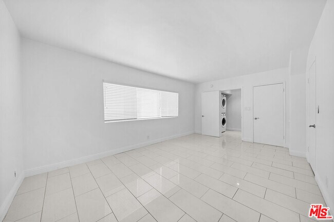 Building Photo - 148 S Reeves Dr