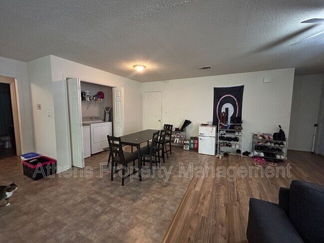 Building Photo - 1824 Cedar Shoals Dr