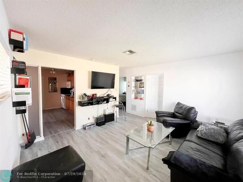 Building Photo - 5140 NE 3rd Ave