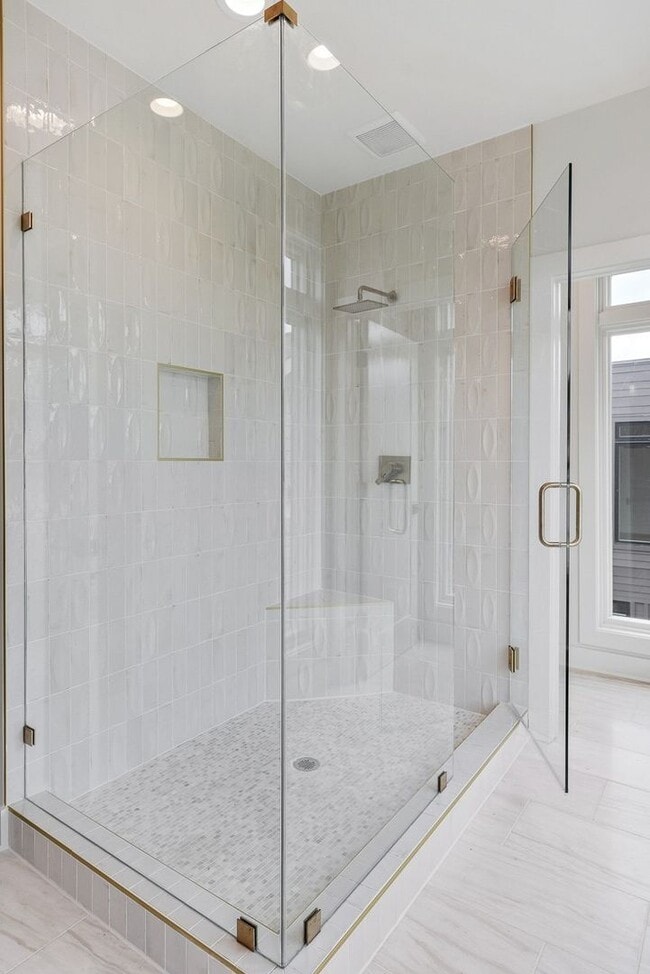 Building Photo - Stunning End Unit Townhome in Salemtown