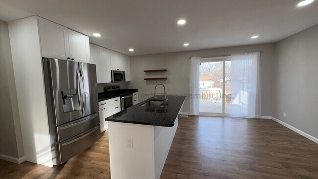 Building Photo - Updated 5 Bedroom House Near Memorial Park