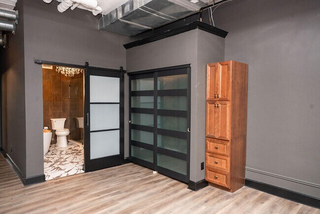 Building Photo - 275 S Limestone