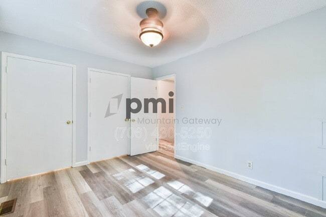 Building Photo - 42 Greenwood Cir