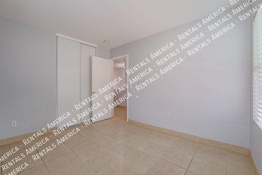 Building Photo - 1324 S Mosley Ct