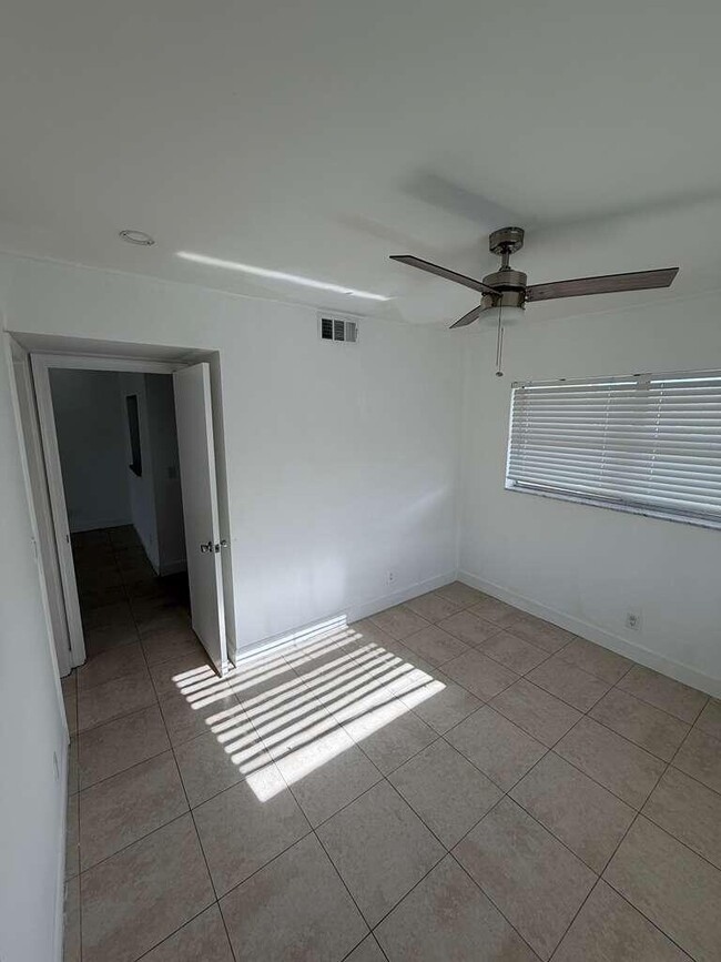 Building Photo - 9851 Sandalfoot Blvd