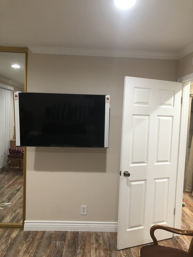 Smart TV/Bedroom 1 - 1223 Bonanza Ave