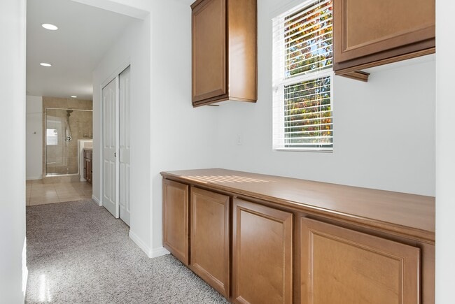 Building Photo - 1059 Vista Pointe Blvd