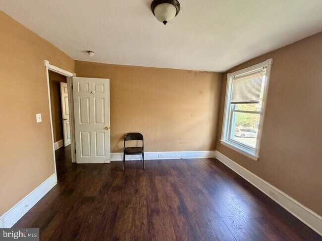 Building Photo - 400 W 3rd St