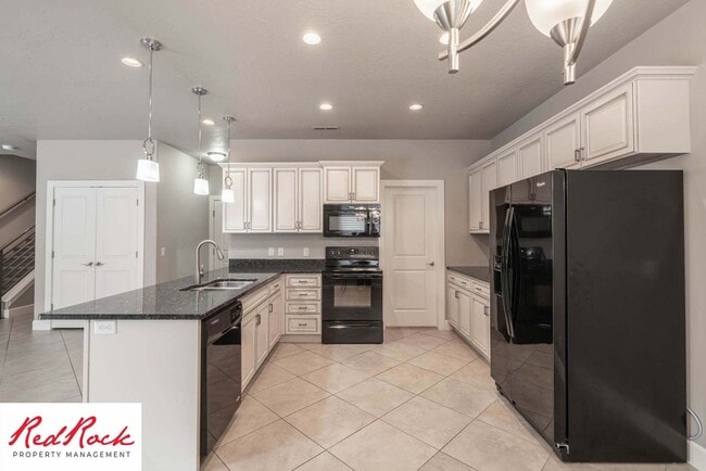 Building Photo - Spacious 4 Bedroom, 2.5 Bathroom Centrally...