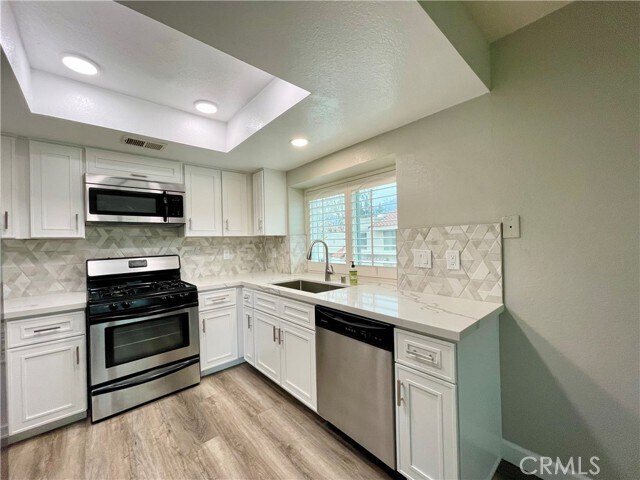 Building Photo - 9753 La Jolla Dr