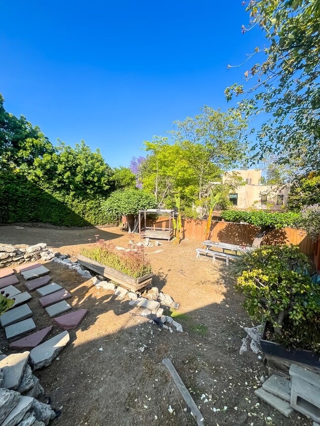 Building Photo - Stunning Light-Flooded Architectural 1BR L...