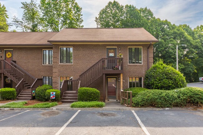 Building Photo - Great 2 Bedroom Available End Of July