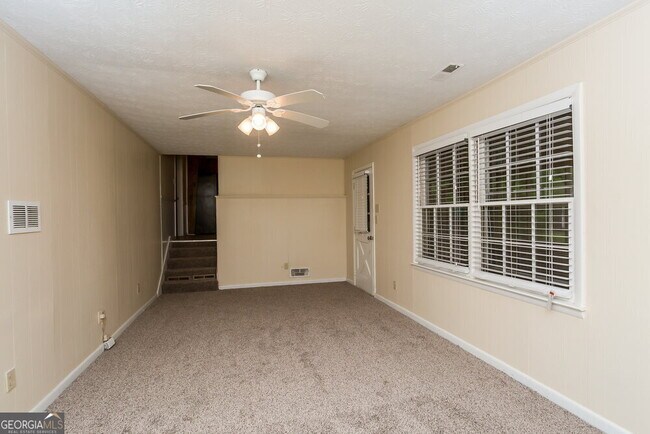 Building Photo - 2115 Pine Knoll Cir NE