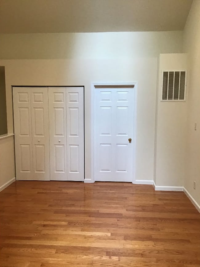 Building Photo - 3-bedroom, 2.5-bathroom Townhome