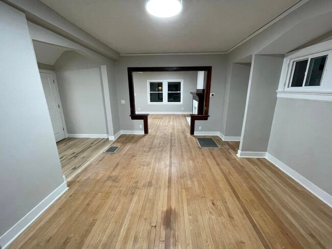 Building Photo - 317 Kenwood Ave