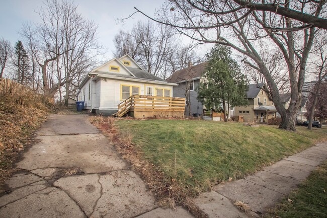 Building Photo - Spacious 3 bedroom 1 bath