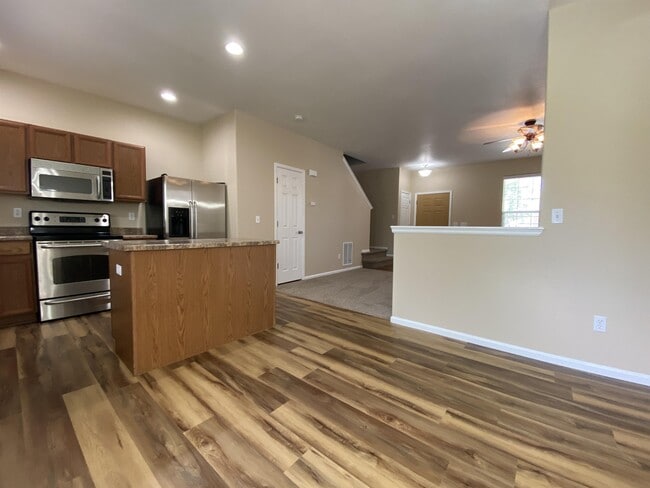 Building Photo - 7884 Sandy Springs Point