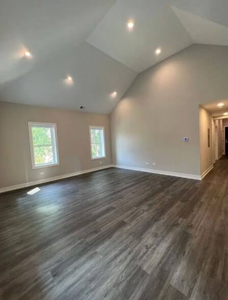 Building Photo - 4851 N Claremont Ave
