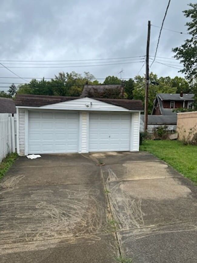 Building Photo - Spacious 3-Bedroom, 2-Bath Bungalow with G...