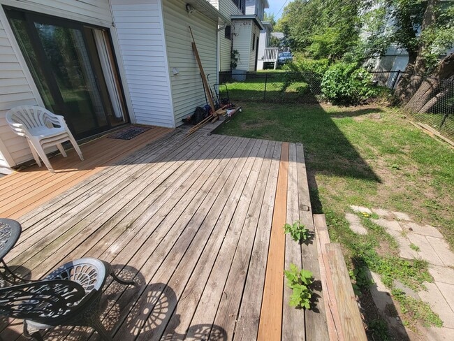 Building Photo - AVAILABLE October 1st! - 3 BED 1 BATH Home!