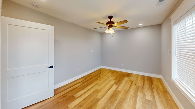 Building Photo - 1209 Hedge Ave
