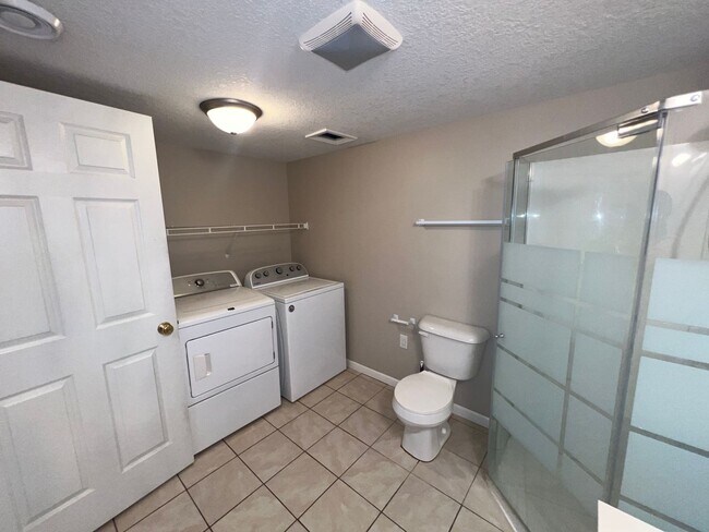 Building Photo - Spacious 3-bed, 2-bath Single Family Home!