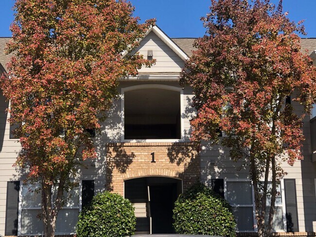 Building Photo - 1385 S Donahue Dr