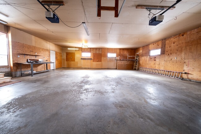 Building Photo - 22925 Oakdale Dr