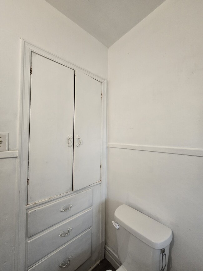 Building Photo - 522 S Glendale St