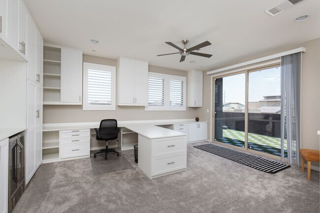 Building Photo - Fully furnished luxury townhome in Affinit...
